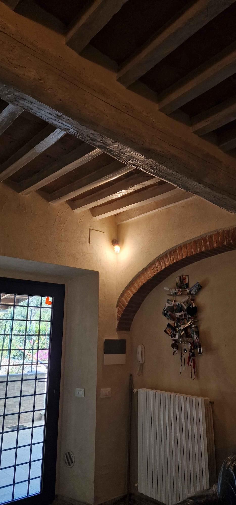 Decorazione di parete con effetto stucco veneziano.