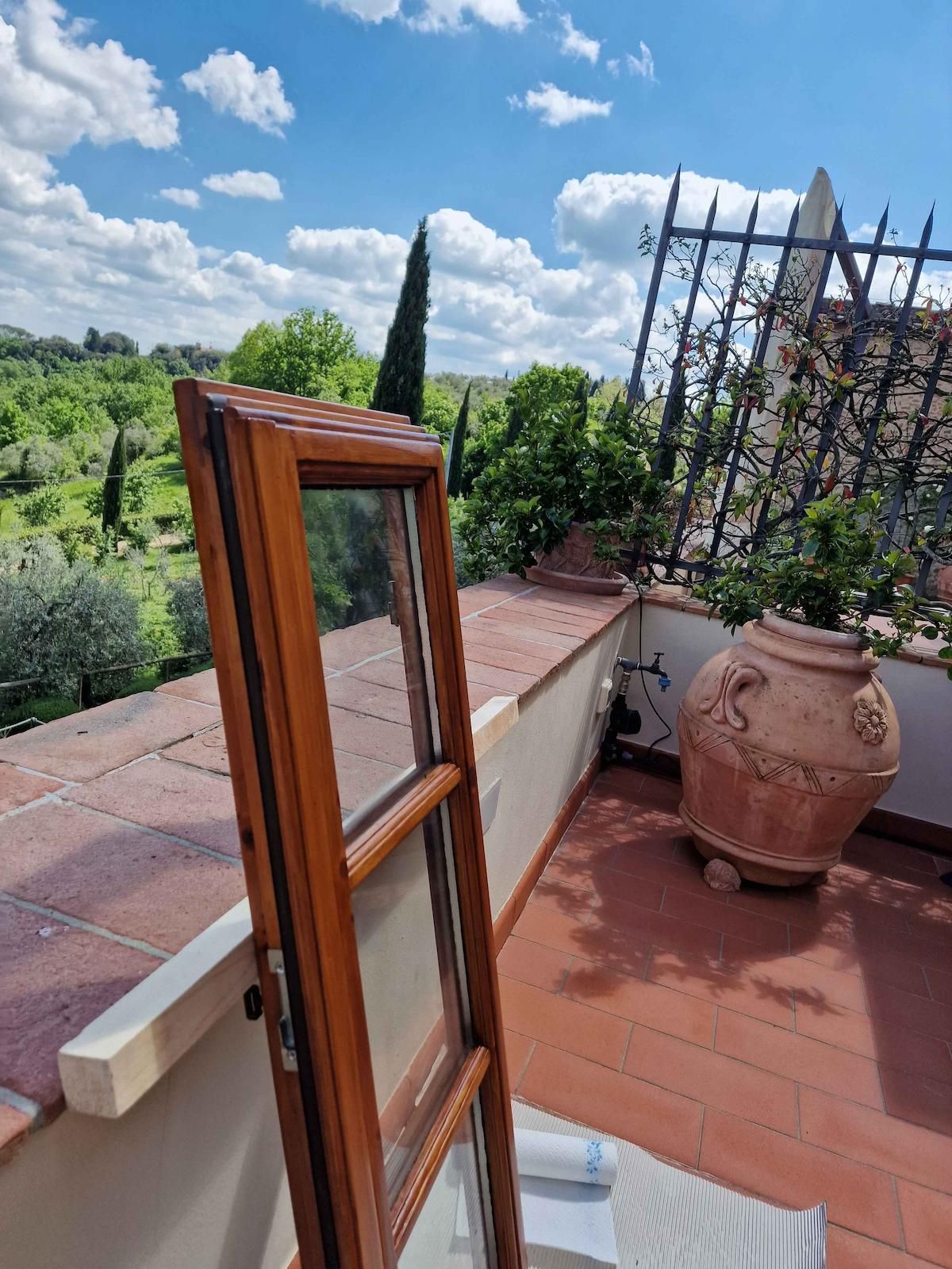 Restauro di porta in legno prima e dopo l'intervento.