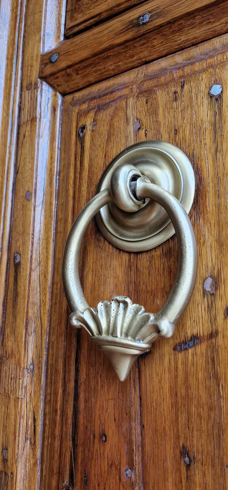 Restauro e verniciatura di portone in legno.