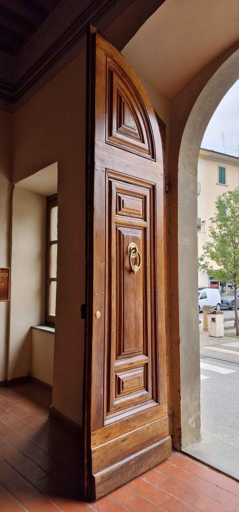 Restauro e verniciatura di portone in legno.