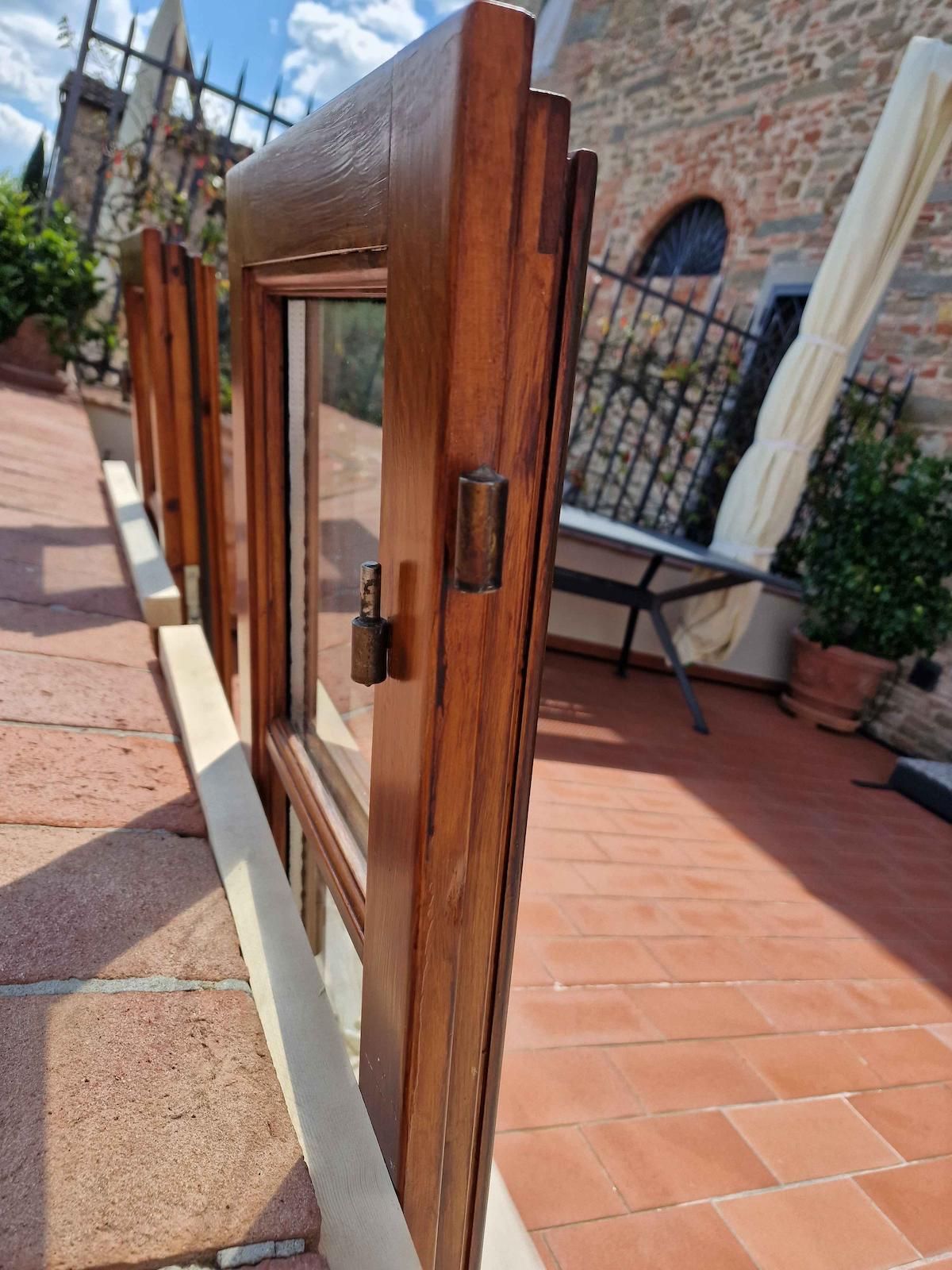 Verniciatura di infissi in legno per abitazione a Firenze.