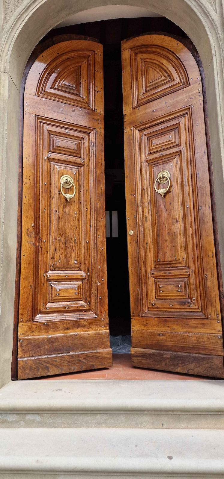 Restauro e verniciatura di portone in legno.