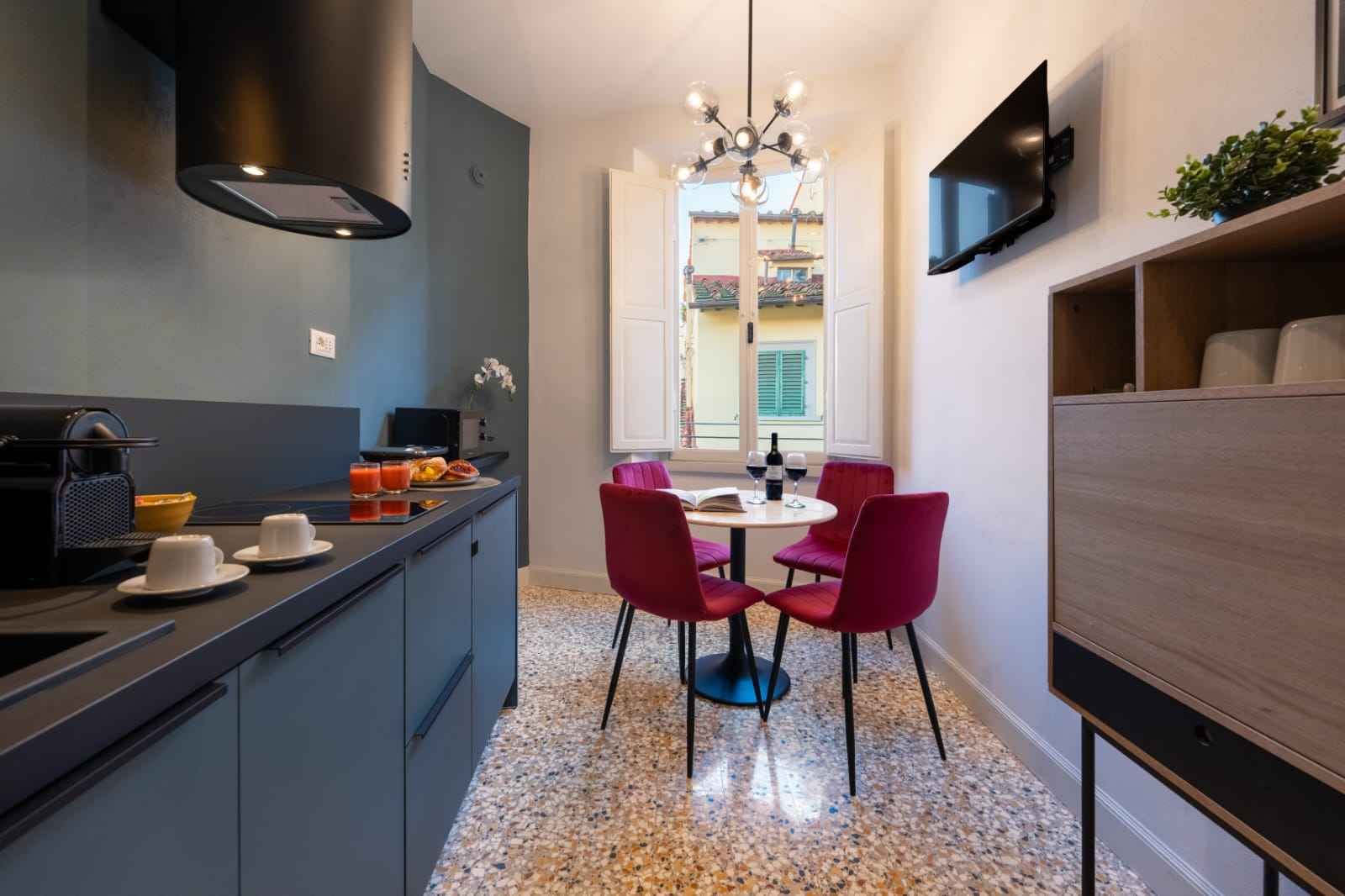 Tinteggiatura di cucina con pitture resistenti all'umidità.