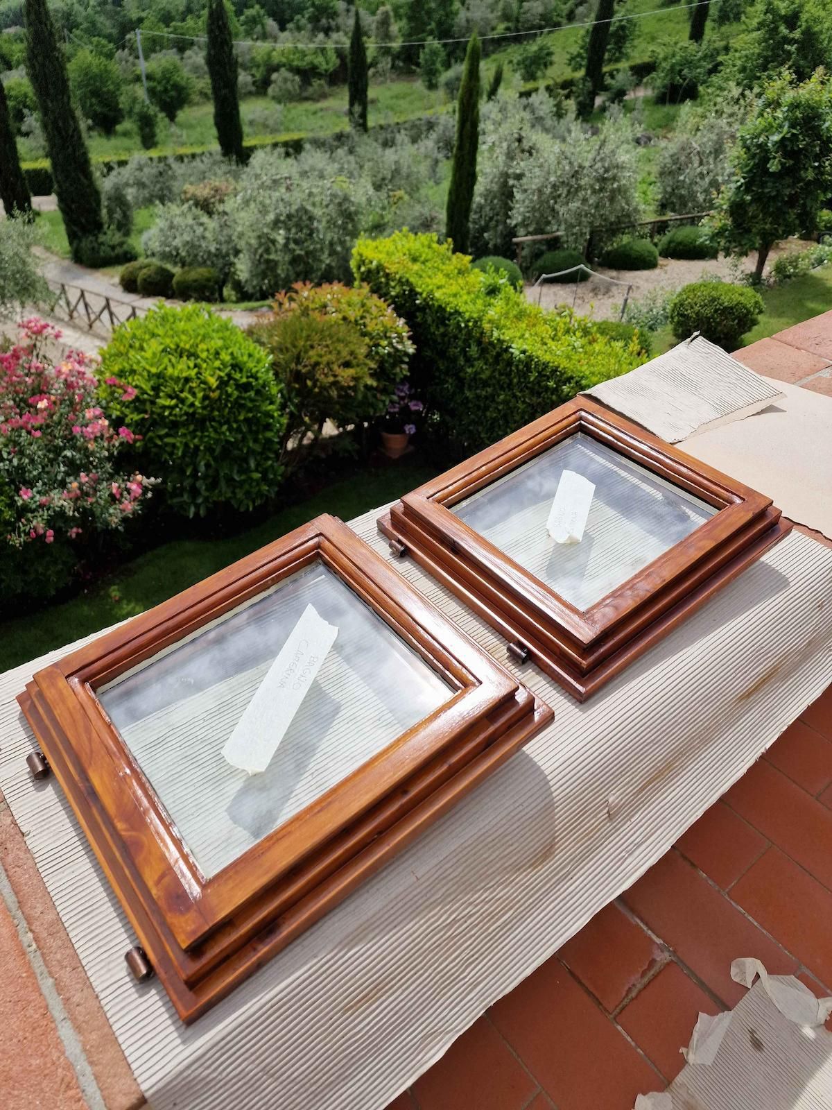 Restauro di porta in legno prima e dopo l'intervento.